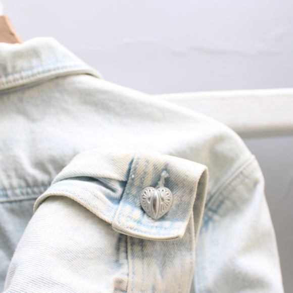 Vintage Stefano International Light Denim Wash Cropped Jacket w/ Heart Buttons - Picture 3 of 6